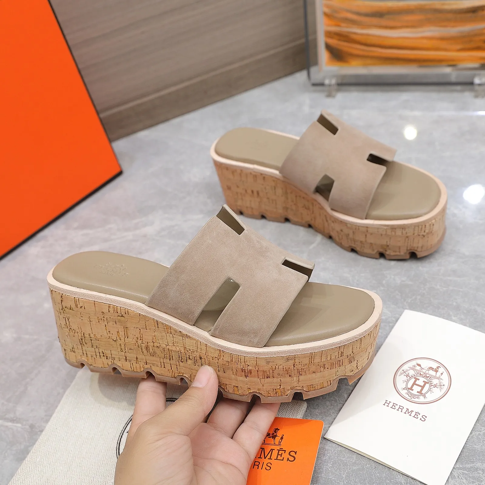 👟👟Ex-factory price 560👟👟 💥2024💥Hermès will continue the classic in 2022 Hermès Wood Grain Wedge H Slippers Hermès’ wedge sandals are the simplest, most durable and elegant I have ever seen! ! ! You can hold any style, the height of the 6cm wedge heel is easy to control, and the colors are all matching. The upper and the feet have her unique style, be sure to buy this one, it is truly classic, easy to wear and look good! Fabric: Imported cowhide, sheepskin lining, sheepskin feet, Italian original leather outsole welt, log water pine wrapped water table, rubber non-slip original outsole Color: 11 colors Code number: 35-40 Full set of original packaging